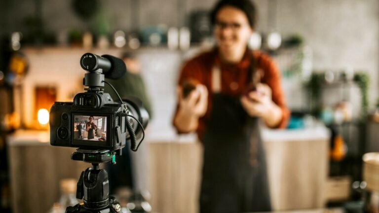 Как заработать на YouTube: 7 факторов, 6 способов и секреты монетизации канала