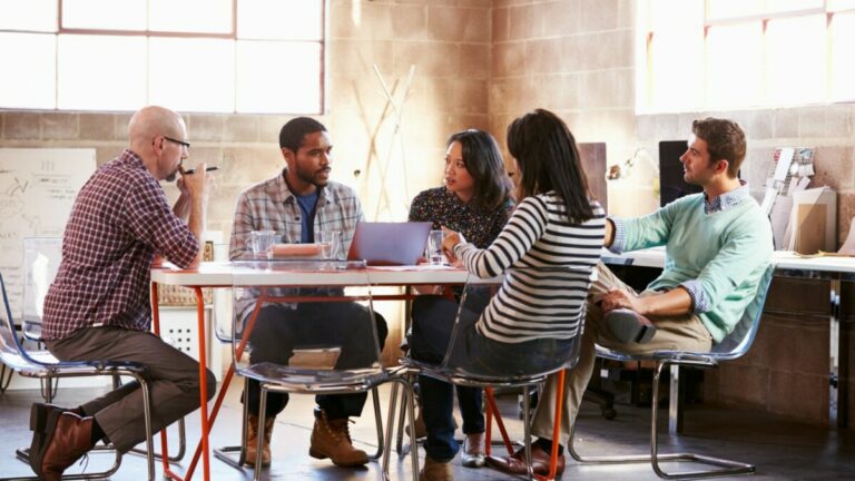 “Мы открылись!”: где и как искать специалистов для молодого бизнеса